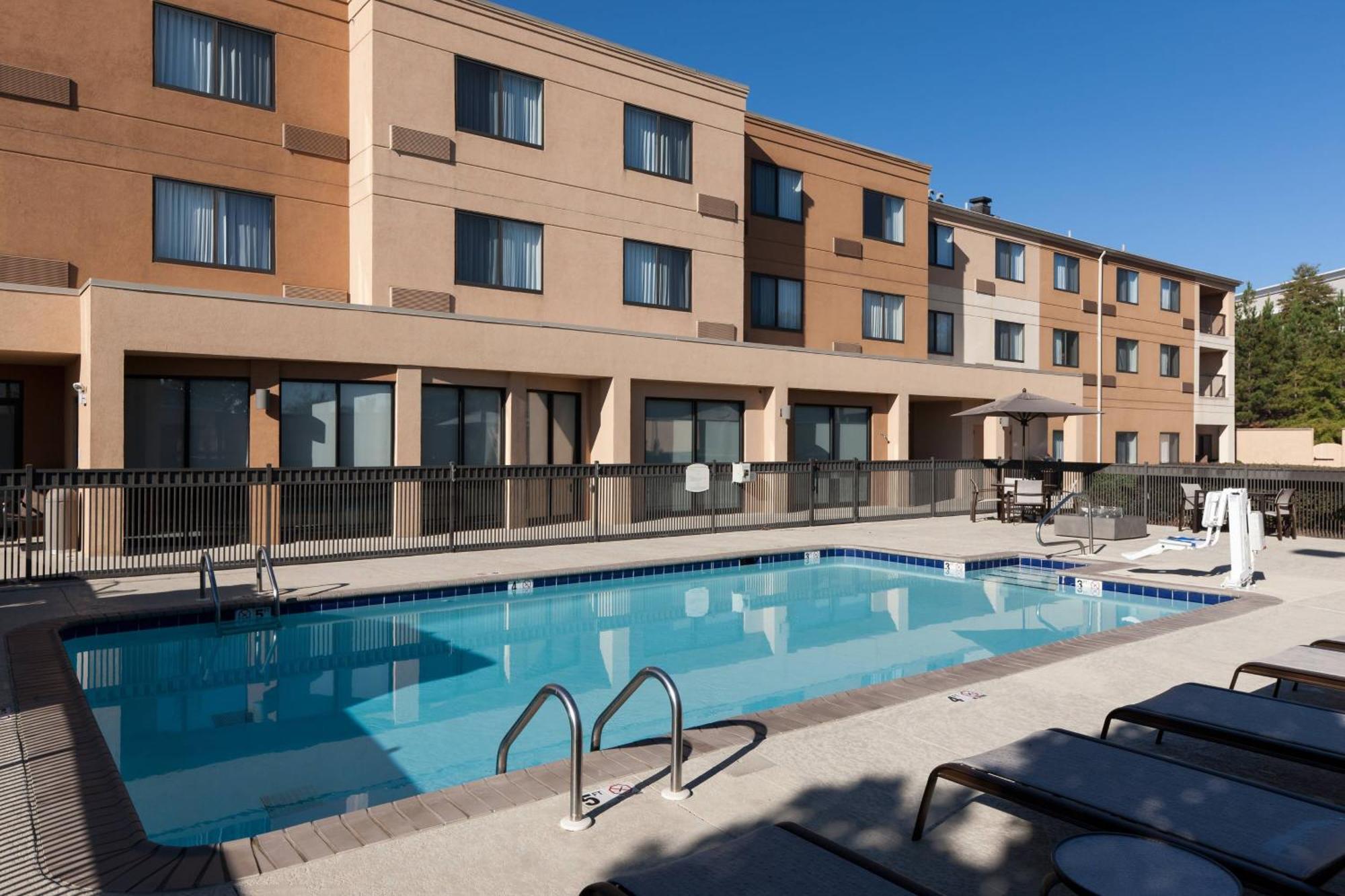 Courtyard By Marriott Birmingham Трассвилл Экстерьер фото
