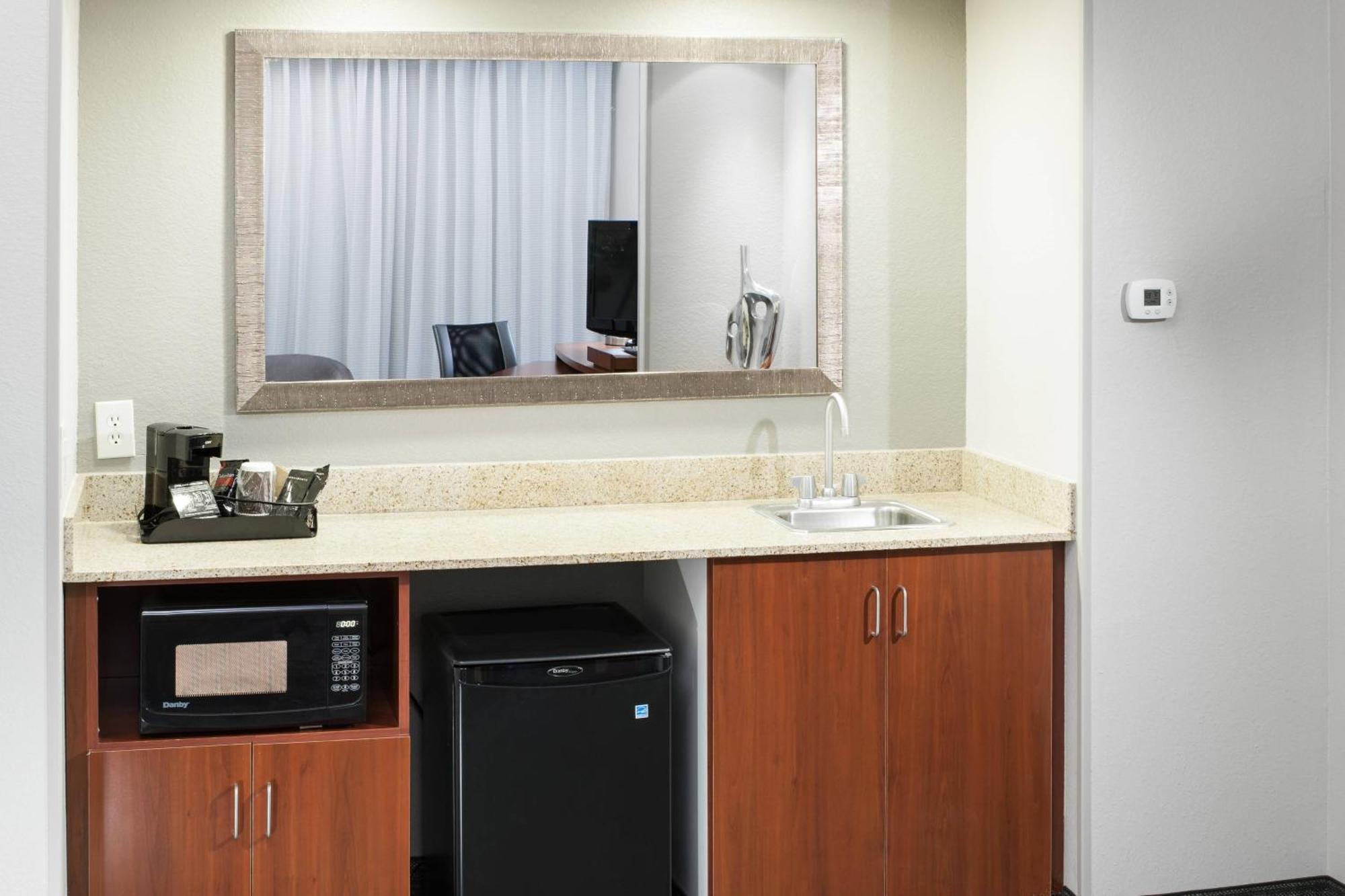 Courtyard By Marriott Birmingham Трассвилл Экстерьер фото
